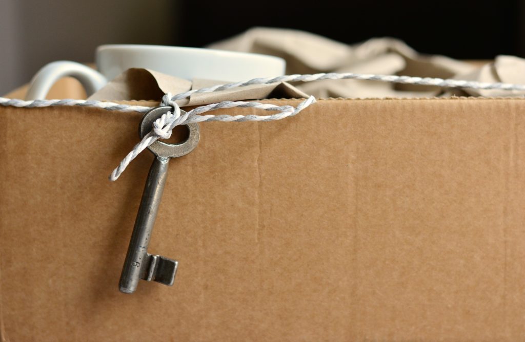 clé et carton de déménagement
